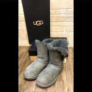 UGG Bailey Button Boot Sz 6 in Grey